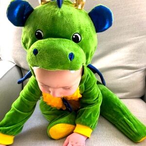Adorable green dragon costume for baby aged 6-9 months